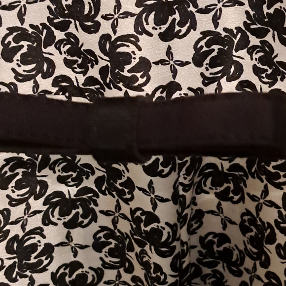 Black&white dress with abstract flower pattern and thin bow belt .  Size 18. - Picture 4 of 5